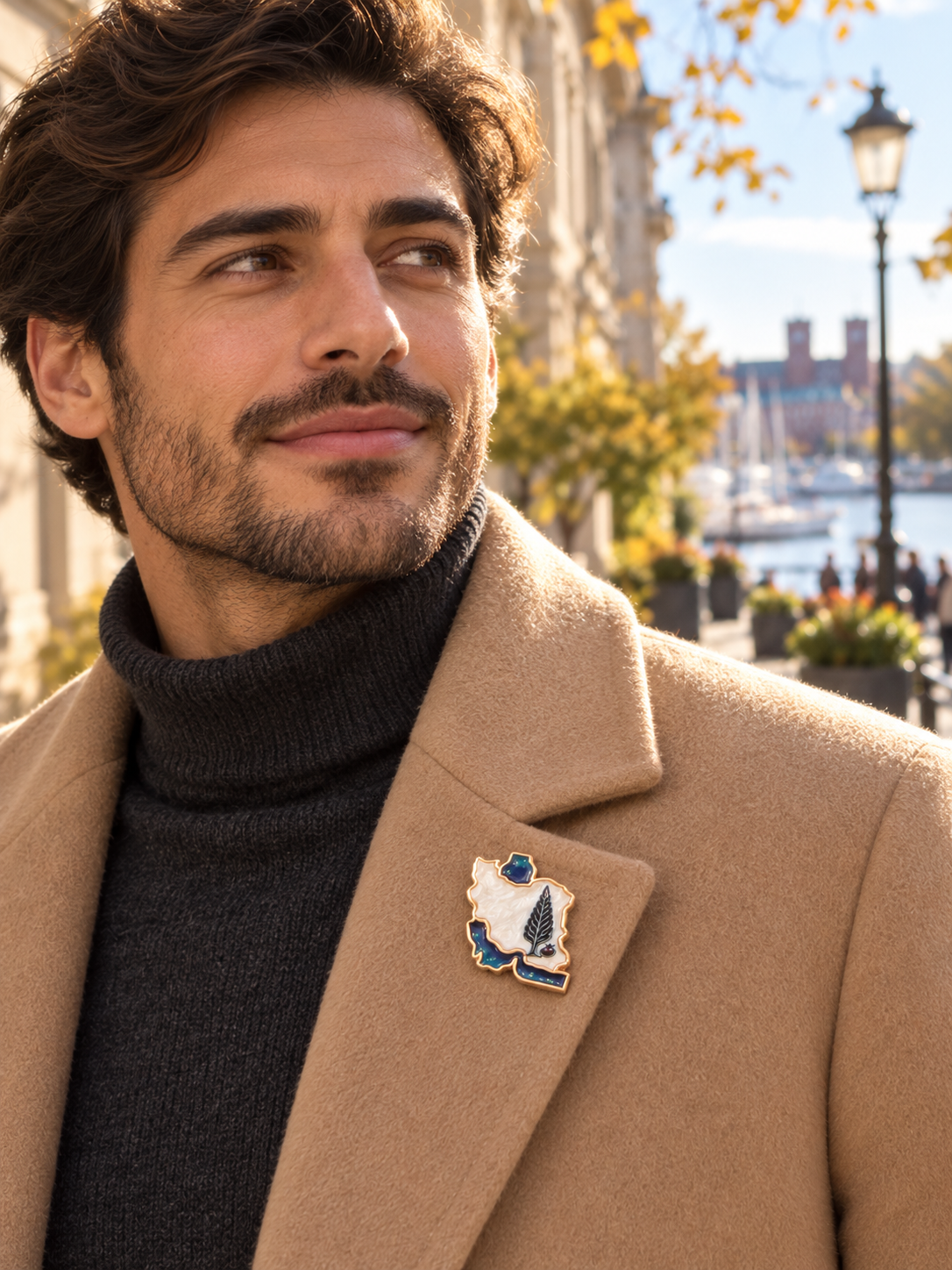 Sarv-e Javid brosje på et elegant og formelt kvinneantrekk