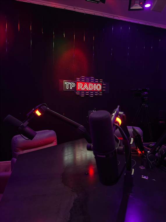 Insegna luminosa TP Radio nello studio