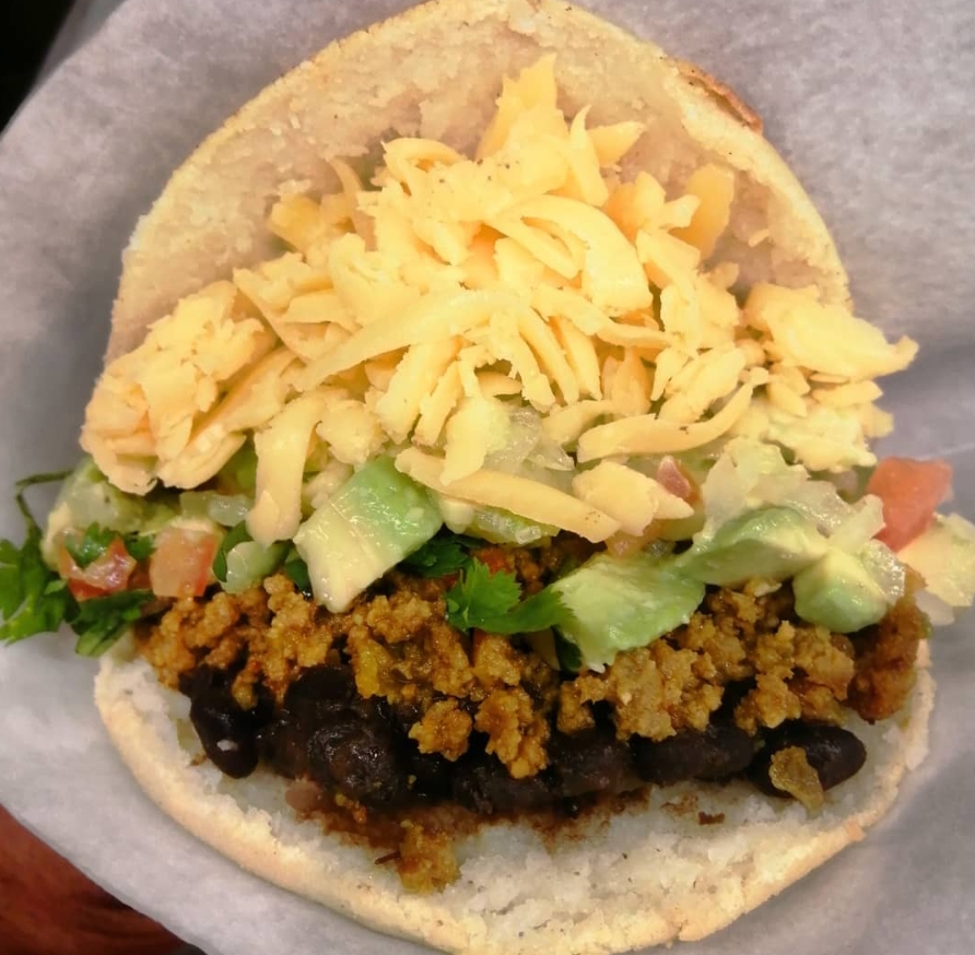 Compartiendo arepas con amigos