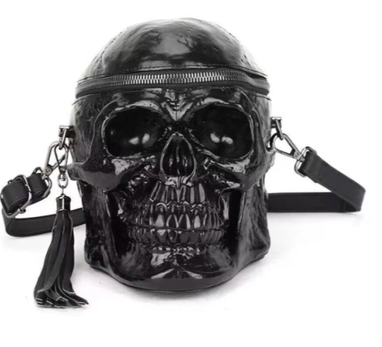 3D Kafatası Çapraz Askılı Çanta'nın ana odak noktası olduğu minimalist bir web sitesi tasarımı yapmakti. Ürün görselleri ve özet açıklamalarıyla dikkat çeken, sade ve düzenli bir düzene sahip. Gotik temayı onaylayan koyu ve kasvetli renk paleti. "Hakkımızda" gibi gereksiz bölümlerin olmaması, ürünün benzersiz özellikleri ve avantajlarını vurguluyor.