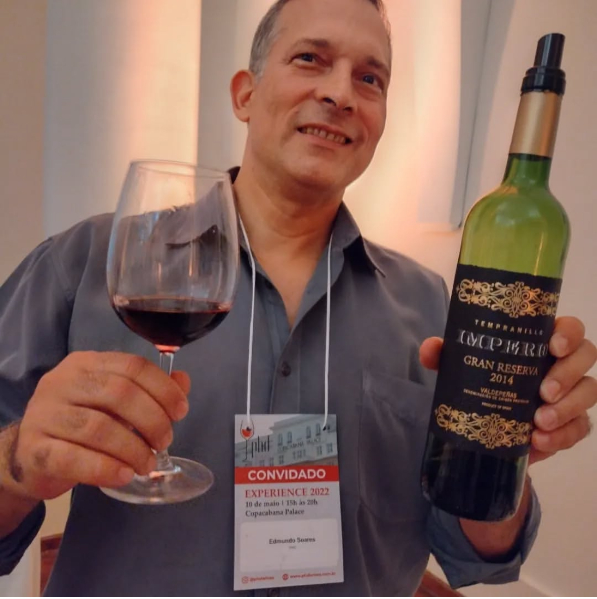Imagine uma sessão de degustação de vinhos, com várias taças enfileiradas, com vinhos diferentes. Concentre-se nas suas variações de cor e na interação entre o vinho e a taça. Use iluminação natural e difusa para destacar as nuances. O fundo é intencionalmente desfocado para manter o foco nas amostras de vinho. Referências de estilo: Fotografia de alimentos e bebidas, estilo editorial. Especificações técnicas: Resolução 4K, foco na precisão e claro dos núcleos.