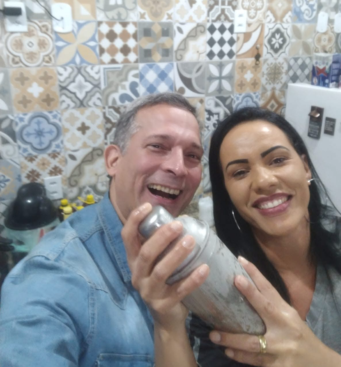 Crie uma imagem fotorrealista de um sommelier simplesmente um vinho tinto intenso em uma taça de cristal. O foco está na cor e na clara do vinho. O fundo deve ser uma imagem desfocada de uma adega, adicionando profundidade. Use pouca profundidade de campo para enfatizar o ato de servir. A paleta de cores deve ser rica e quente, destacando-se as toneladas de rubi do vinho. Referências de estilo: Fotografia de vinhos, elementos visuais de marcas de luxo. Especificações técnicas: Resolução 4K, renderização de alta qualidade com atenção aos detalhes da taça e da textura do vinho.