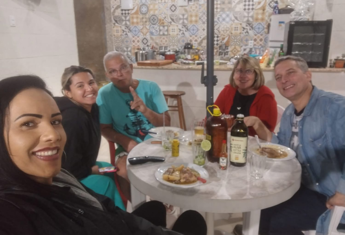Imagine uma sessão de degustação de vinhos, com várias taças enfileiradas, com vinhos diferentes. Concentre-se nas suas variações de cor e na interação entre o vinho e a taça. Use iluminação natural e difusa para destacar as nuances. O fundo é intencionalmente desfocado para manter o foco nas amostras de vinho. Referências de estilo: Fotografia de alimentos e bebidas, estilo editorial. Especificações técnicas: Resolução 4K, foco na precisão e claro dos núcleos.