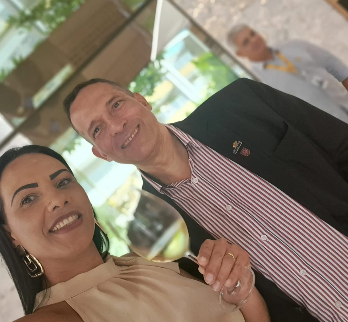 Crie uma imagem fotorrealista que representa a missão da Soares & Vinhos: "Degustar e vender vinhos". Mostre uma seleção criteriosa de garrafas de vinho dispostas artisticamente sobre uma mesa rústica de madeira. Espalhe taças de vinho, algumas cheias de vinho, para sugerir uma experiência de degustação. Use uma iluminação suave e natural para destacar os núcleos e texturas do vinho e da mesa. Ao fundo, incluindo sutilmente prateleiras com mais garrafas de vinho, criando profundidade e revelando uma vasta seleção. A paleta de cores deve ser quente e convidativa, com vermelhos intensos, verdes profundos e amarelos dourados. A imagem deve transmitir tanto a sofisticação da degustação de vinhos quanto a acessibilidade do serviço da Soares & Vinhos. Ângulo da câmera: aumentado, mostrando o arranjo de cima. Referências de estilo: Fotografia fine art, estética de revista de vinhos. Especificações técnicas: Resolução 4K, renderização de alta qualidade com ênfase em texturas realistas.