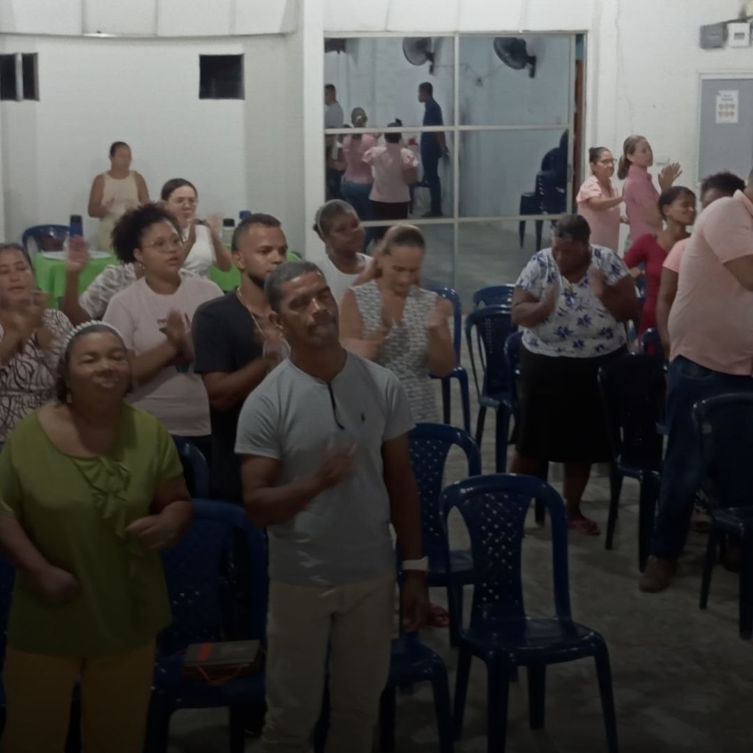 Una imagen estilizada que represente a un grupo diverso de personas abrazándose en un círculo, simbolizando la unidad y la comunidad. La iluminación debe ser cálida y acogedora, creando una atmósfera acogedora. La paleta de colores debe incluir tonos pastel suaves y tonos radiantes, expresando paz y alegría. El ángulo de la cámara debe ser desde arriba, mirando hacia el grupo. La textura debe ser suave y ligeramente pictórica. El entorno debe ser un entorno sereno al aire libre con una luz suave y difusa. Las referencias de estilo incluyen pinturas renacentistas con un toque ligeramente moderno. La imagen debe tener una resolución de 4K y centrarse en transmitir una sensación de unión y crecimiento espiritual.