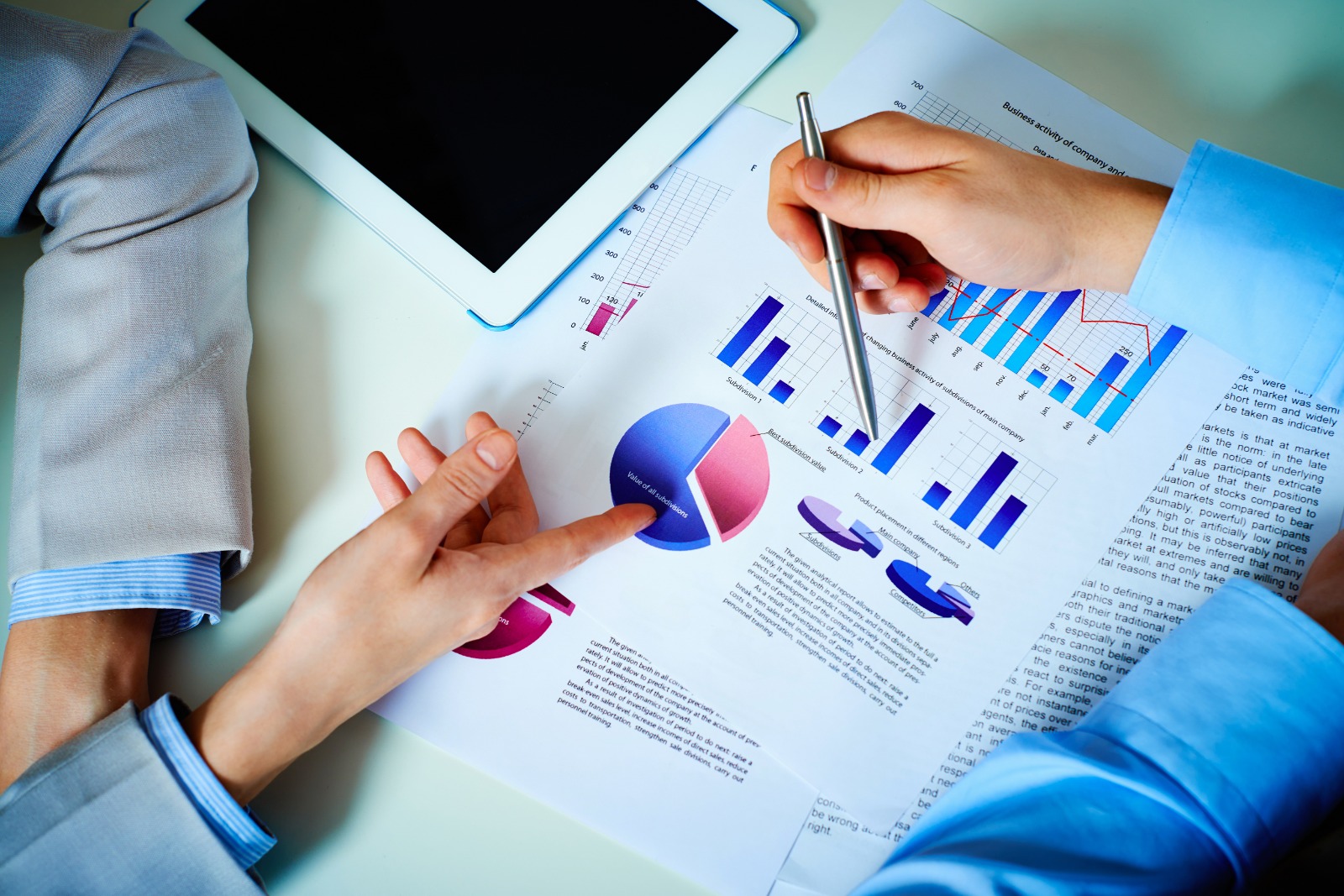 A visual representing market research, showing charts, graphs, and data points highlighting consumer trends in Russia. The Turkish flag is subtly incorporated into the data visualization. Style: Modern and analytical, emphasizing data-driven insights. Colors: Blue, white, and gray, representing professionalism and clarity. Technical specs: 4K resolution, clean and concise visuals.