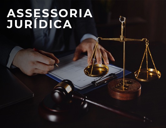 Imagem fotorealista de um barbeiro realizando um barbear tradicional em um cliente, enfatizando o cuidado e as soluções necessárias.