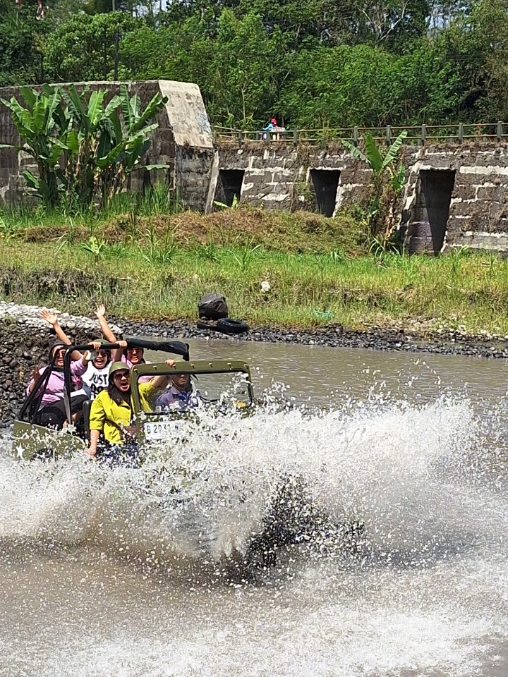 Sebuah gambar yang menggambarkan sebuah keluarga menikmati petualangan Jeep mereka di Gunung Merapi.
