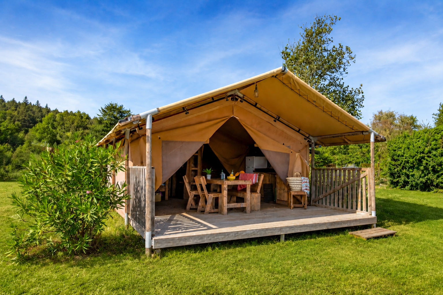 EVO Glamping Village de tentes au crépuscule