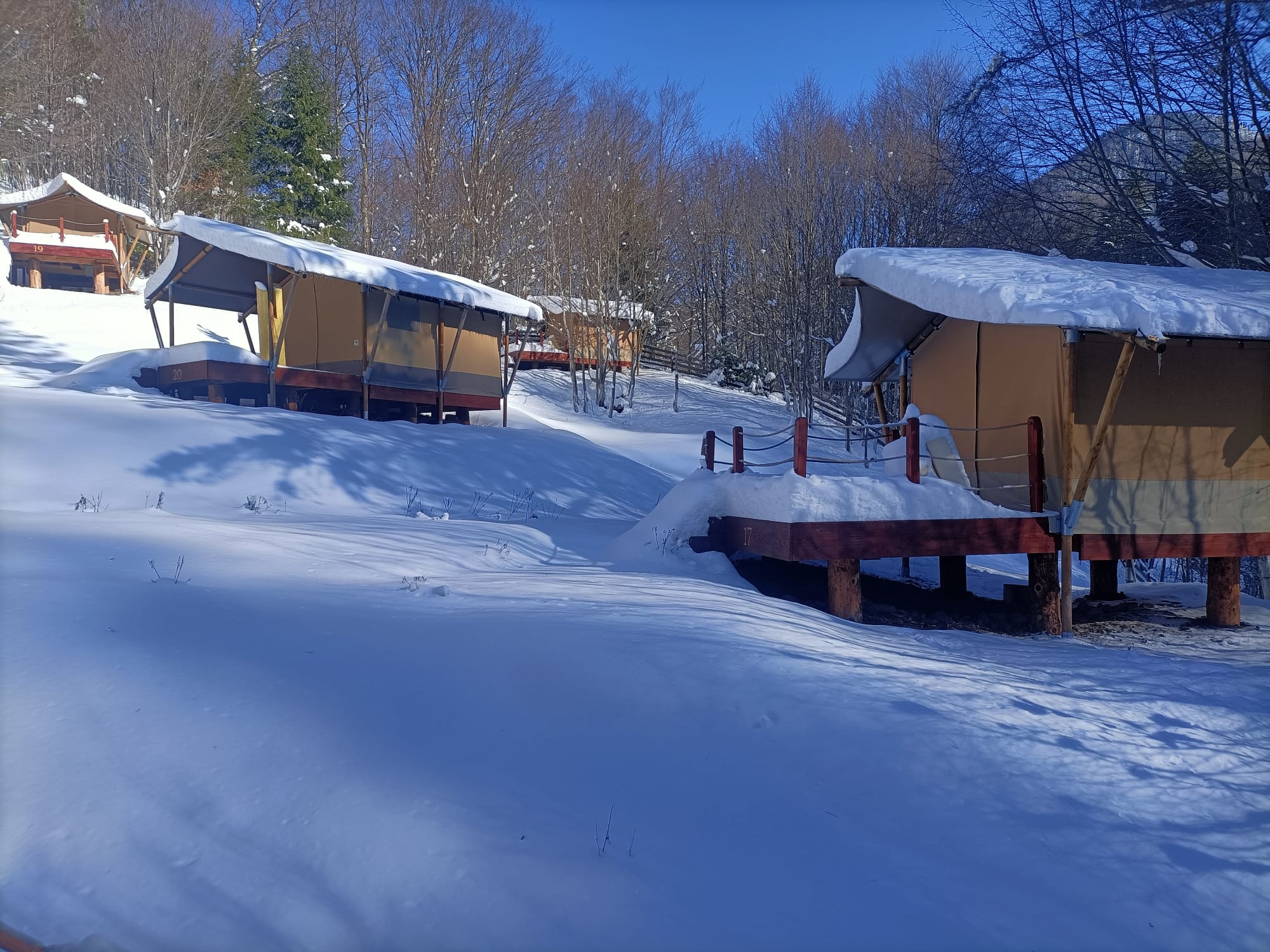Village de tentes au crépuscule