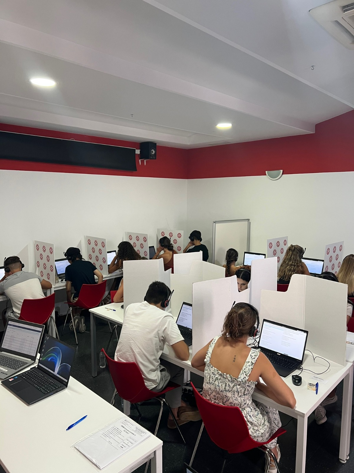 A bright and modern classroom filled with students actively participating in an intensive lesson. The chalkboard displays scientific concepts, and the environment showcases resources and technology, capturing the energy of concentrated learning in a vibrant atmosphere.