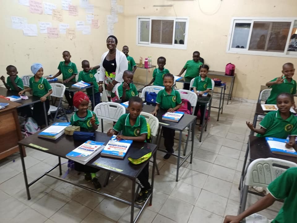Elementary school students are diligently working on their assignments in a well-organized classroom. Sunlight streams through the windows, illuminating their textbooks and notebooks. Focus on the students' concentration and the teacher's guidance. Warm, inviting atmosphere. Technical specs: 4K resolution, photorealistic.