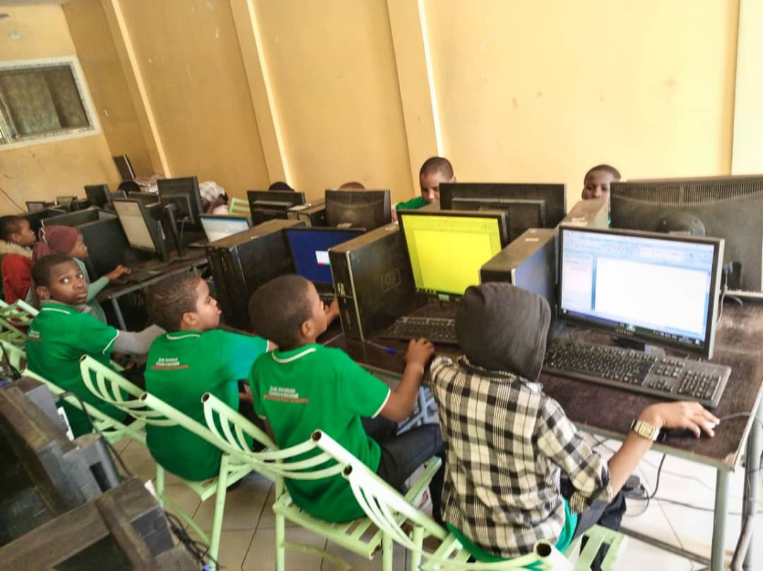 Middle and high school students are participating in a debate, showcasing their critical thinking and communication skills. The setting is a modern auditorium with comfortable seating and advanced technology. Dynamic lighting, focused on the speakers. Technical specs: 4K resolution, photorealistic.