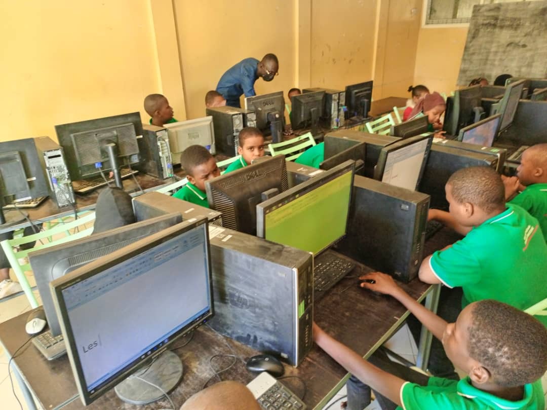 Students are working on a robotics project in a well-equipped laboratory. The atmosphere is collaborative and innovative, with students brainstorming ideas and experimenting with technology. Dynamic lighting, focus on the students' ingenuity. Technical specs: 4K resolution, photorealistic.