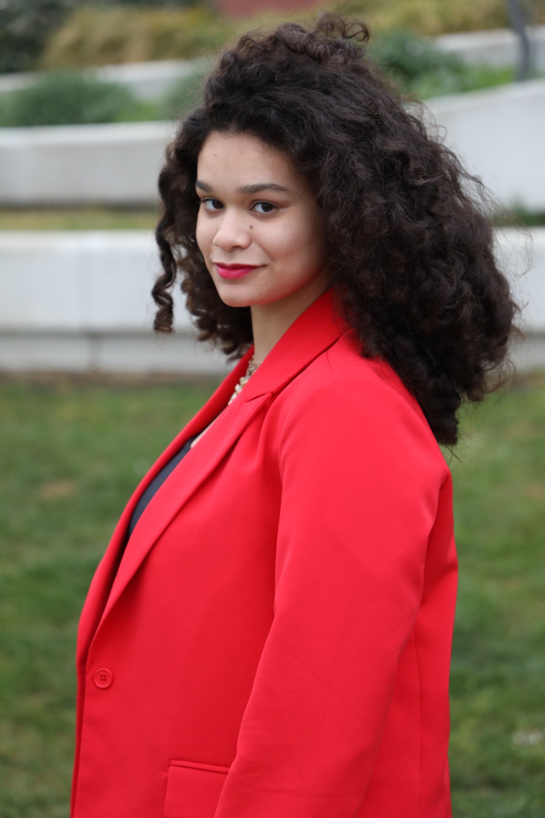 Show a mentor guiding a young person through a challenging task, offering support and encouragement. The scene should convey a sense of trust, growth, and empowerment. Use soft, supportive lighting and a close-up composition to emphasize the connection between mentor and mentee. The backdrop could be a scenic outdoor location, symbolizing growth and potential. Style: Inspirational mentoring photography. Technical Specs: 4K resolution, high quality, photorealistic.