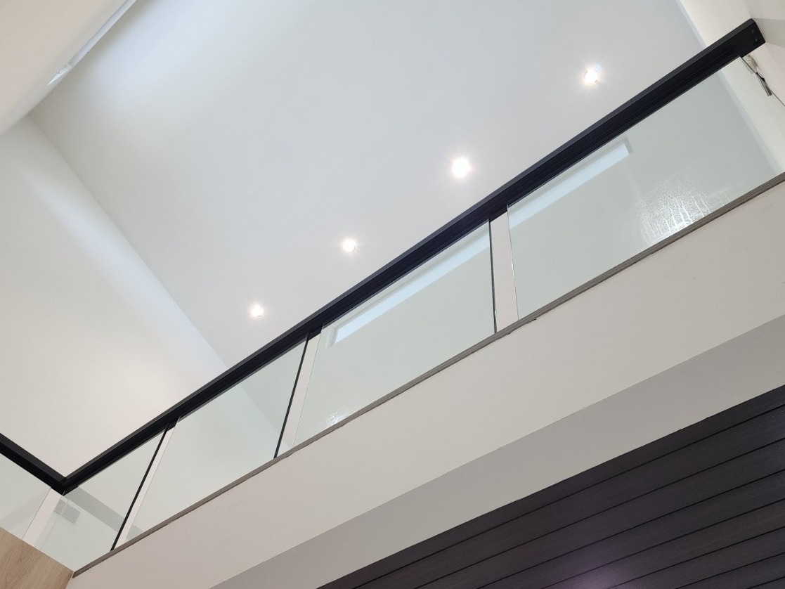 An image showing a construction site with workers collaborating on a building project. The image should showcase the teamwork and progress of the construction process. 4K resolution.