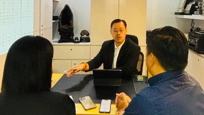 A photorealistic image of a modern office space designed according to Feng Shui principles. The layout promotes collaboration and productivity, with strategically placed furniture and decor. The lighting is bright and energizing. The camera angle is a medium shot, focusing on the flow of energy within the space. Use a 4K resolution to showcase the details of the office design and the overall functionality.