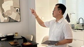 A photorealistic image of a beautifully decorated living room, optimized according to Feng Shui principles. The room is filled with natural light, balanced colors, and auspicious objects. The composition emphasizes harmony and tranquility. The camera angle is a wide shot, capturing the entire space. Use a 4K resolution to highlight the details of the decor and the overall ambiance.