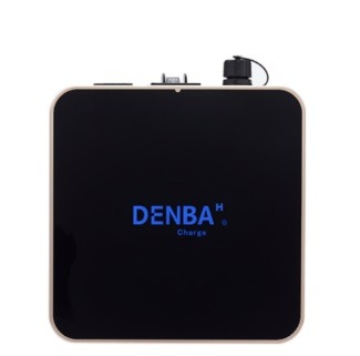 DENBAヘルスマットの上で心地よく横たわる人物のクローズアップ写真。リラックスした表情とマットから発せられるほのかな光に注目。柔らかく温かみのある照明がマットの質感を際立たせています。リラクゼーションと若返りのエッセンスを捉えています。4K、シャープフォーカス。