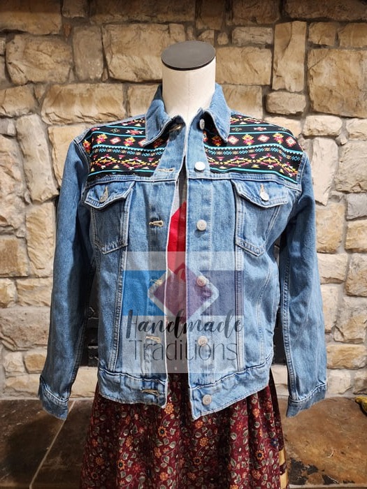 Jacket with black small color details