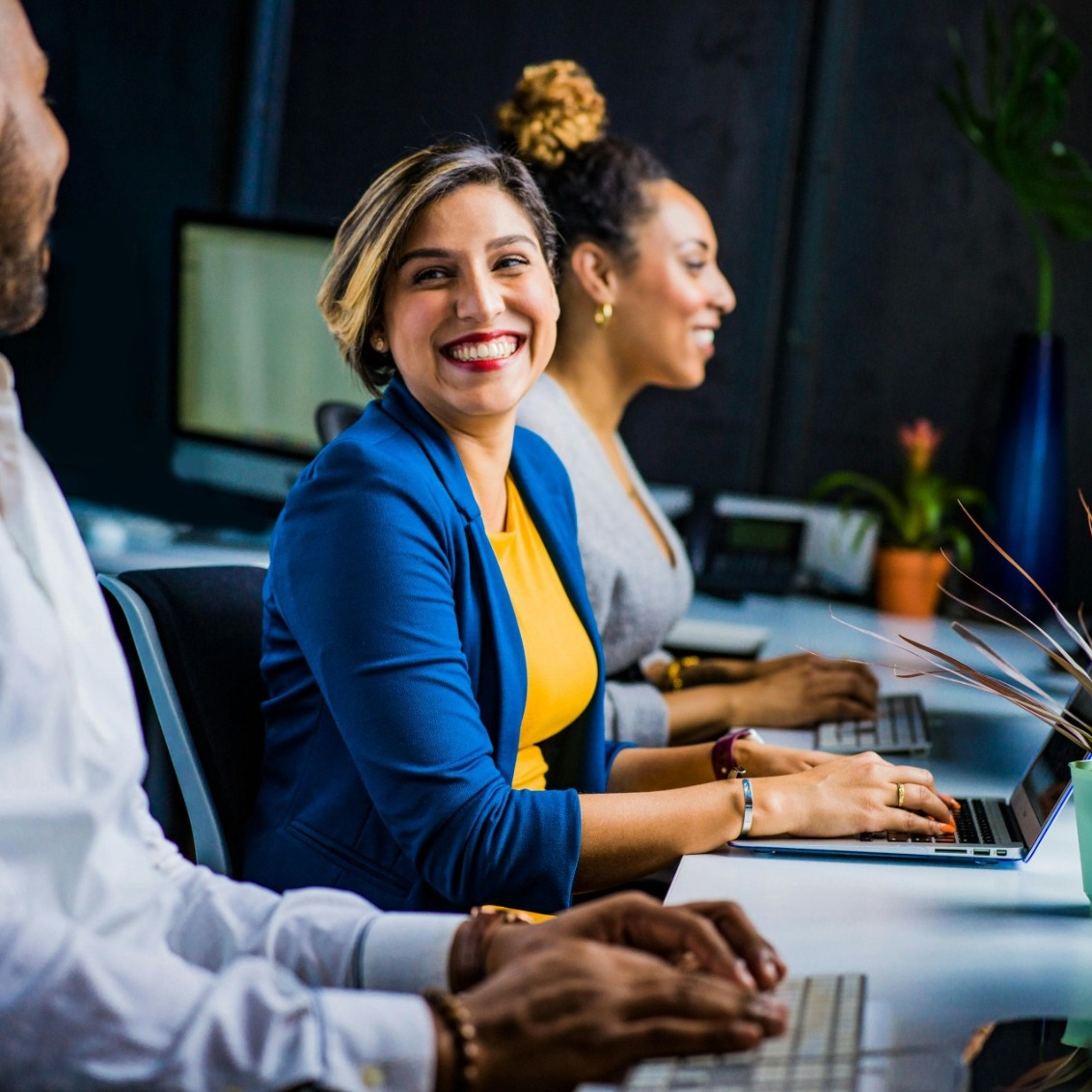  A friendly customer support agent assisting a user via live chat. Focus on creating a welcoming and helpful atmosphere. Use warm colors and approachable imagery.