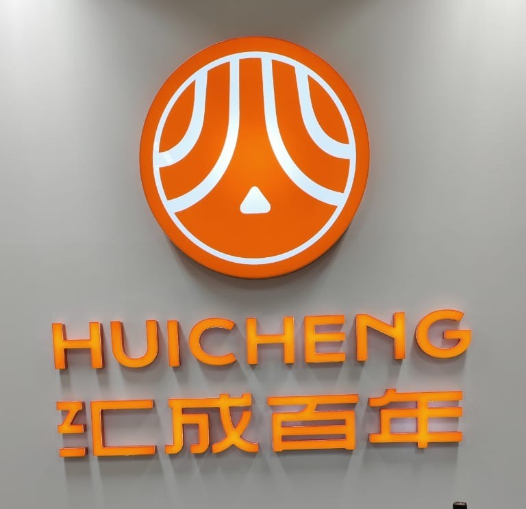 在数字招聘平台上强调现代投票结果。重点强调他们的概况。布局应简洁。使用专业的蓝色调。