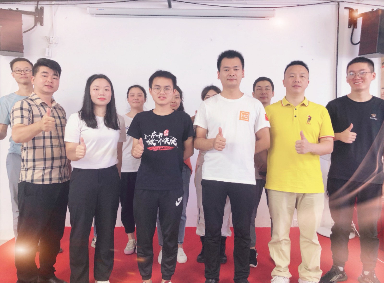 在“汇成百年”主题下，创作一张职业表演发展的照片。图片应表演一个人由书籍组成的楼梯攀登，象征着持续的学习和发展。楼梯下方的视野倾泻而下，象征着光明的未来。风格应阳光激励和人心远大的理想负负。请使用4K解析拍摄。