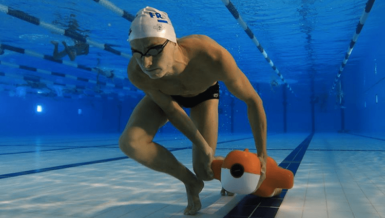 A stylized image illustrating the concept of adaptable teaching methods in swimming. A mosaic or collage style image featuring different swimming techniques and age groups, visually representing the breadth of teaching approaches. Use vibrant colors and dynamic compositions to showcase the diverse learning styles. Include visual elements such as swimming aids, different strokes, and varying levels of swimmers.