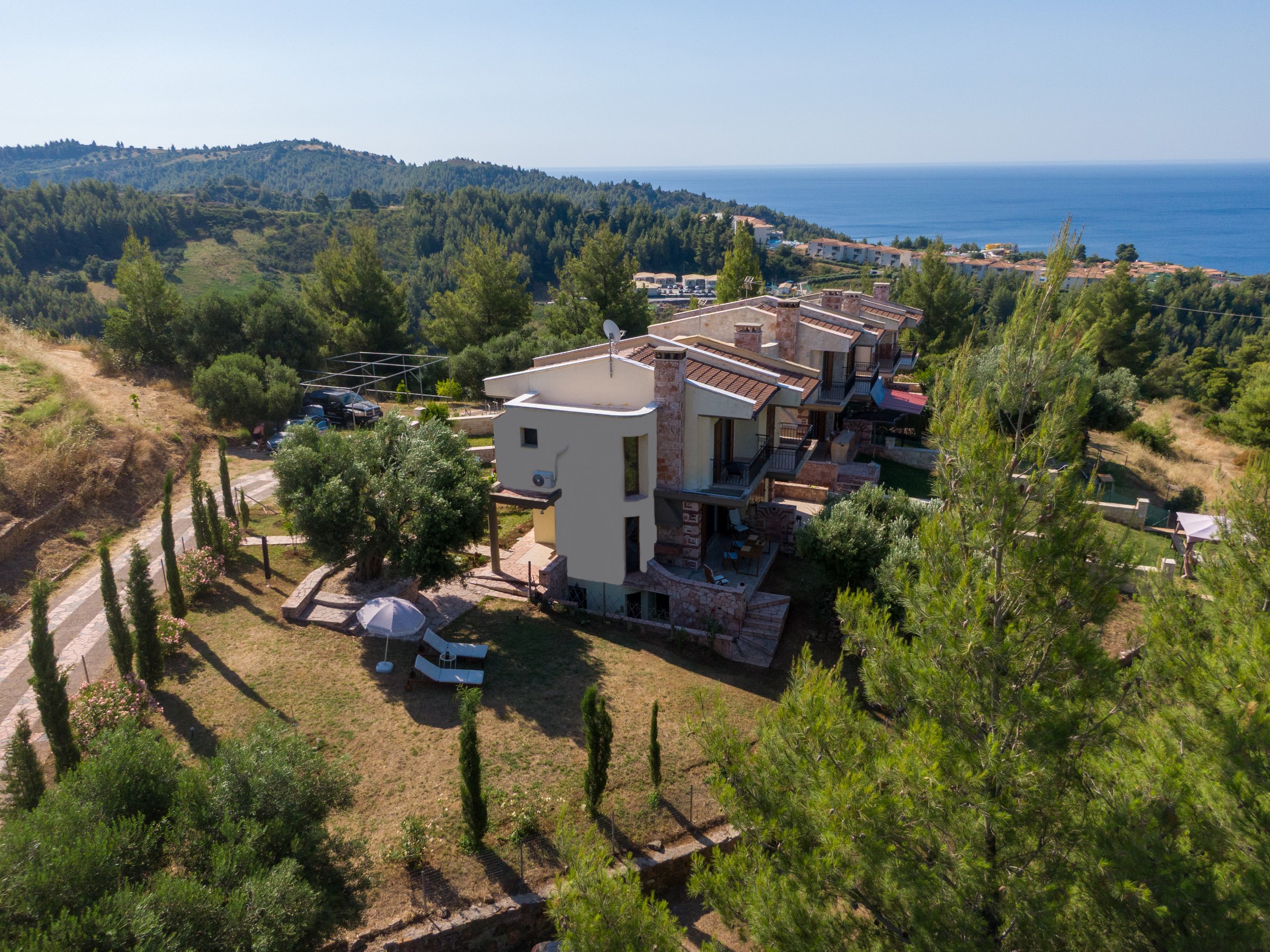 Villa 3P exterior entrance with gardens