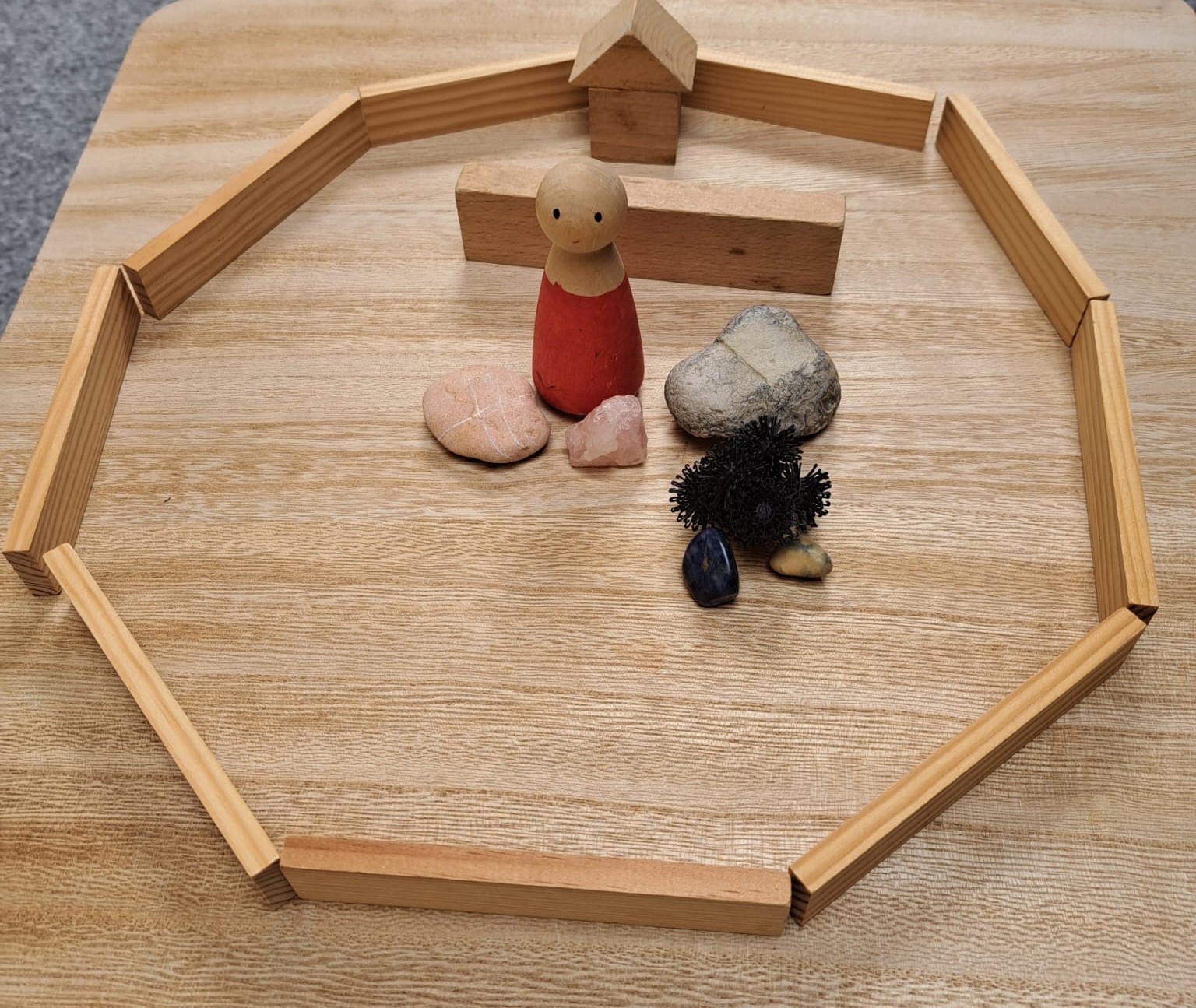 Close-up van de Tuinmetafoor: hout en steentjes op tafel