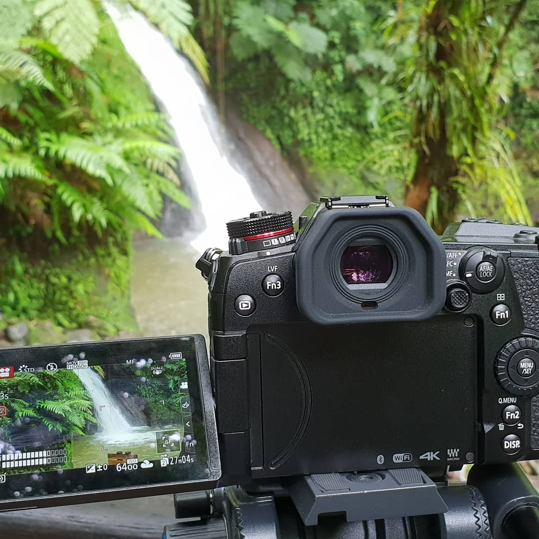 An elegantly designed corporate office environment, depicting a business executive delivering a presentation. The lighting is bright and professional, enhancing the modern feel of the space. The camera perspective is at eye level, capturing both the speaker and an engaged audience in the foreground. The color palette consists of cool blues and grays with accents of the organization’s branding. Textural details include glass surfaces and polished wood furniture, reflecting a sense of professionalism. Environmental elements like logos displayed on screens and brochures arranged neatly on tables create a comprehensive corporate setting. This scene is inspired by commercial filmmaking styles, presented in ultra-detailed 8K resolution to accurately reflect the dynamics of corporate presentations.