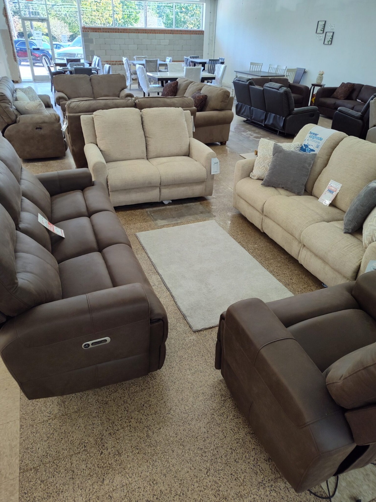 An image depicting the store environment or online application, conveying the simplicity and transparency of the financing process.